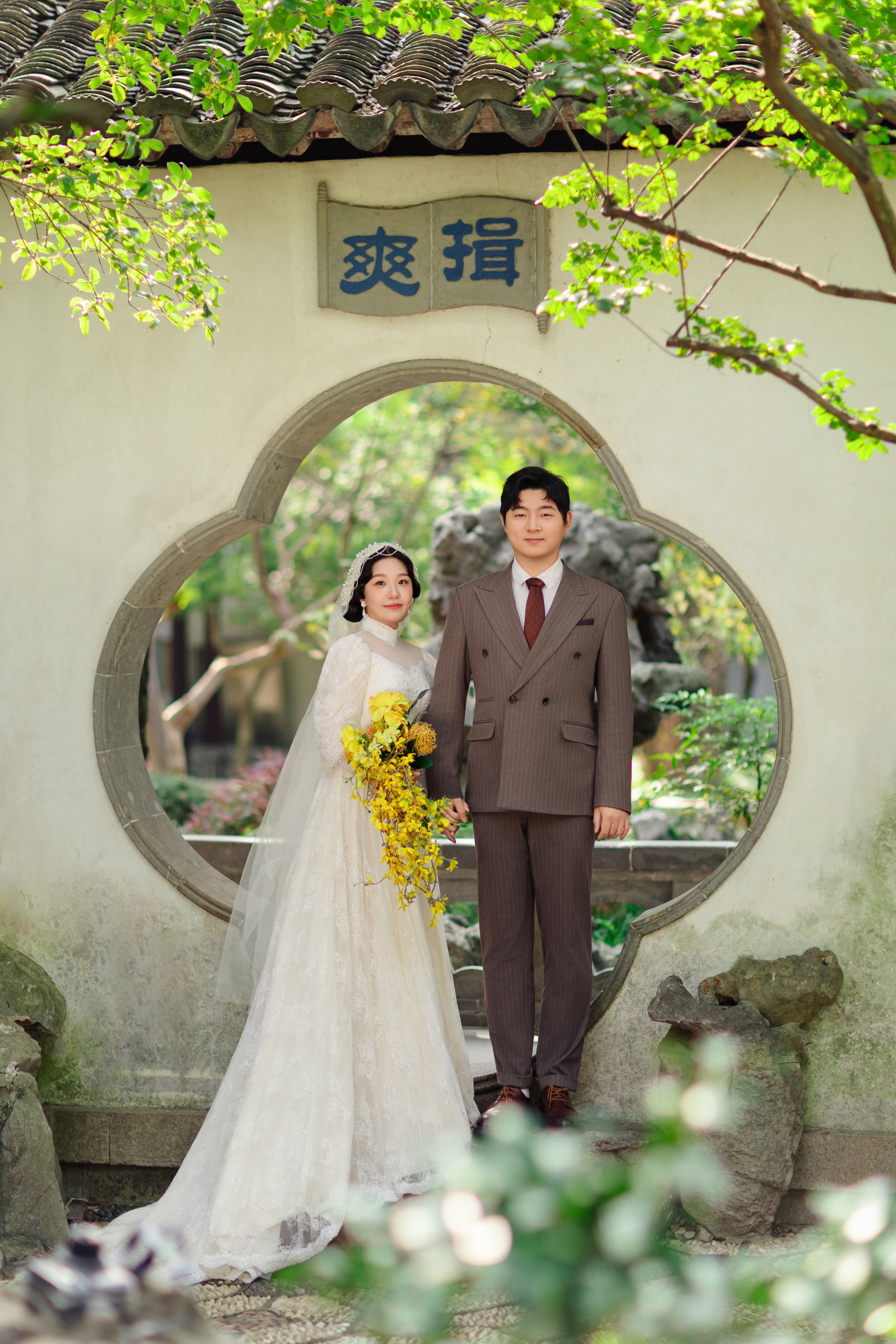 花园一角的婚纱照