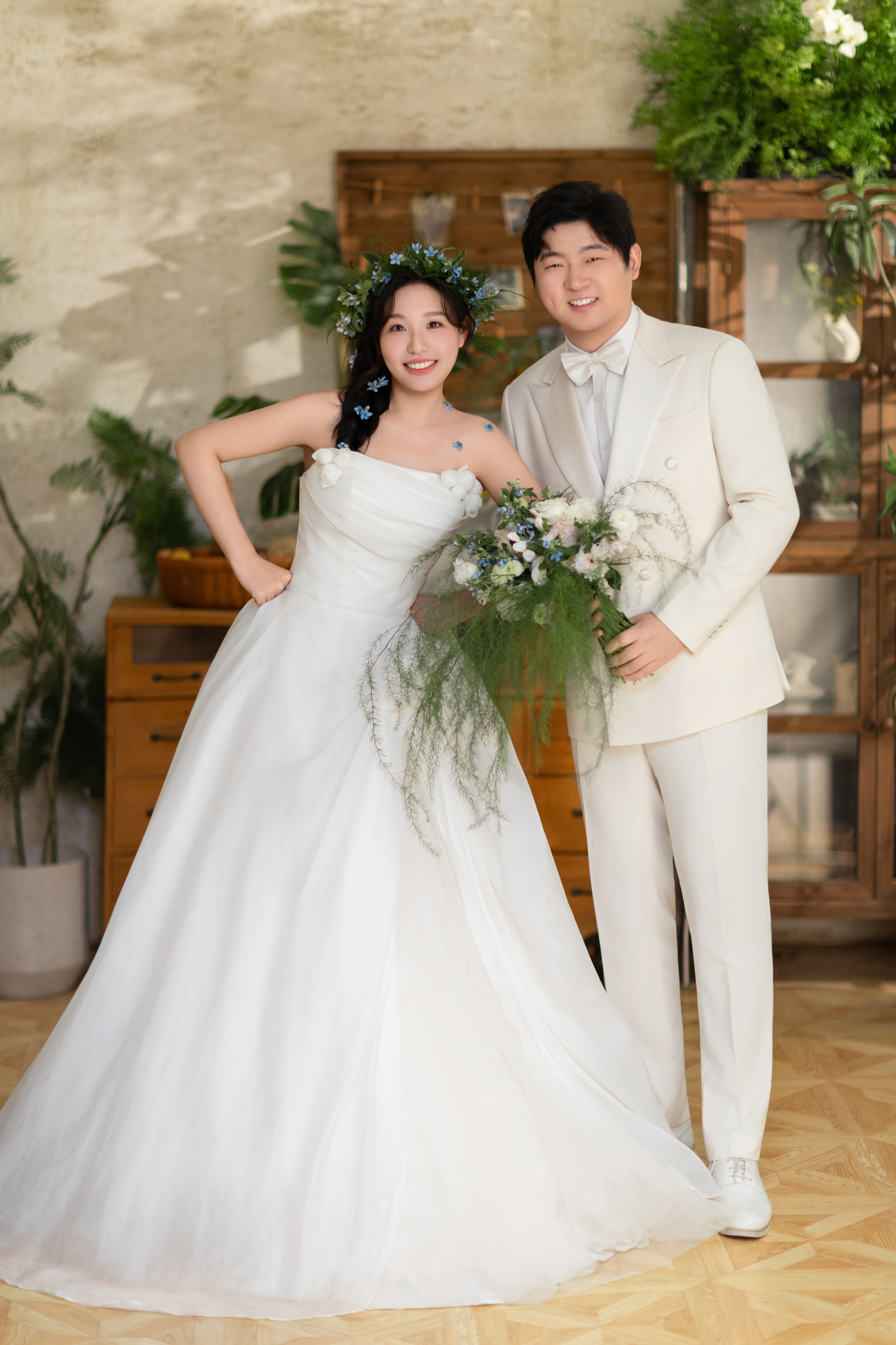 绿植环绕的婚纱照